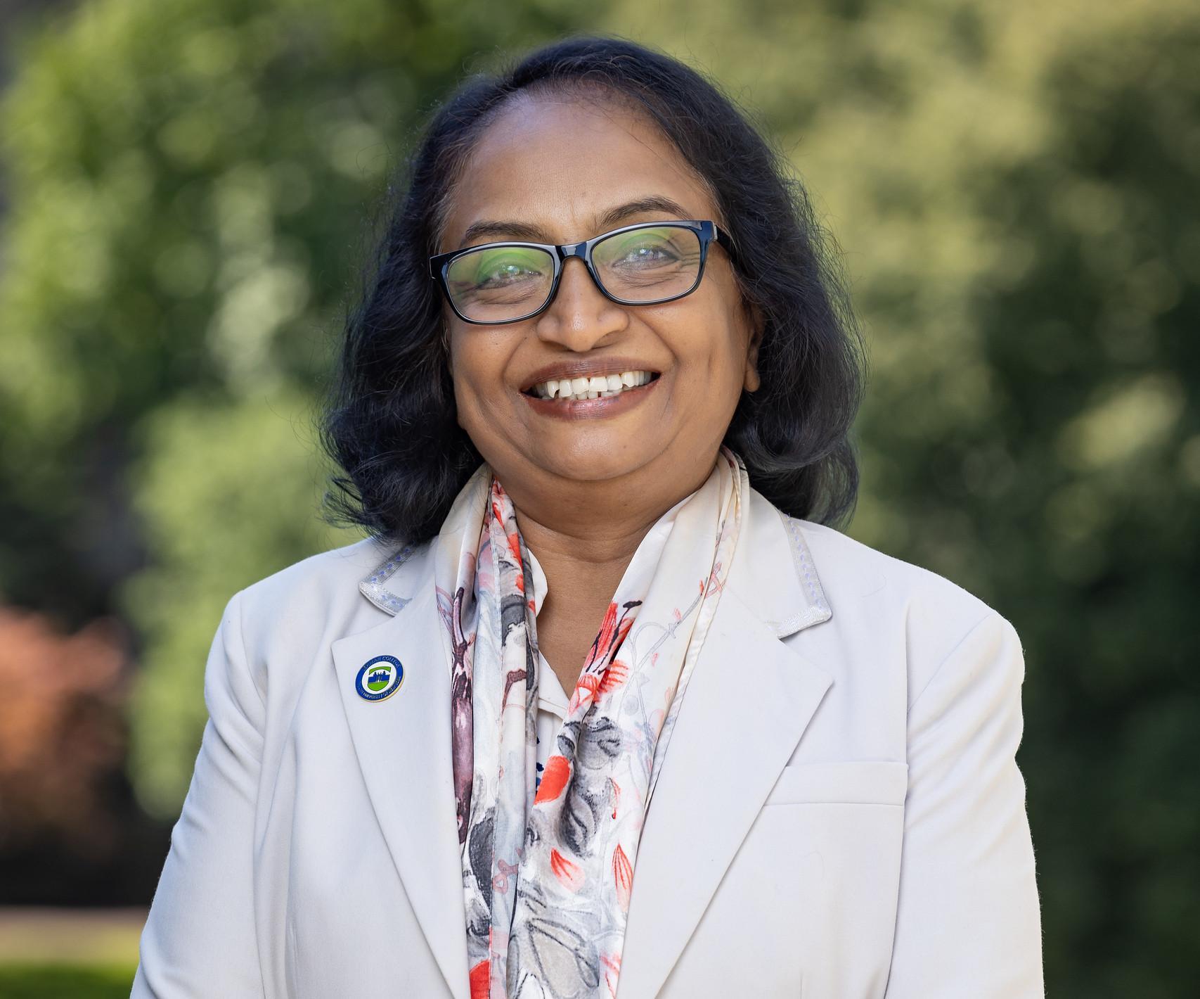 Photo portrait of Elizabeth Simon