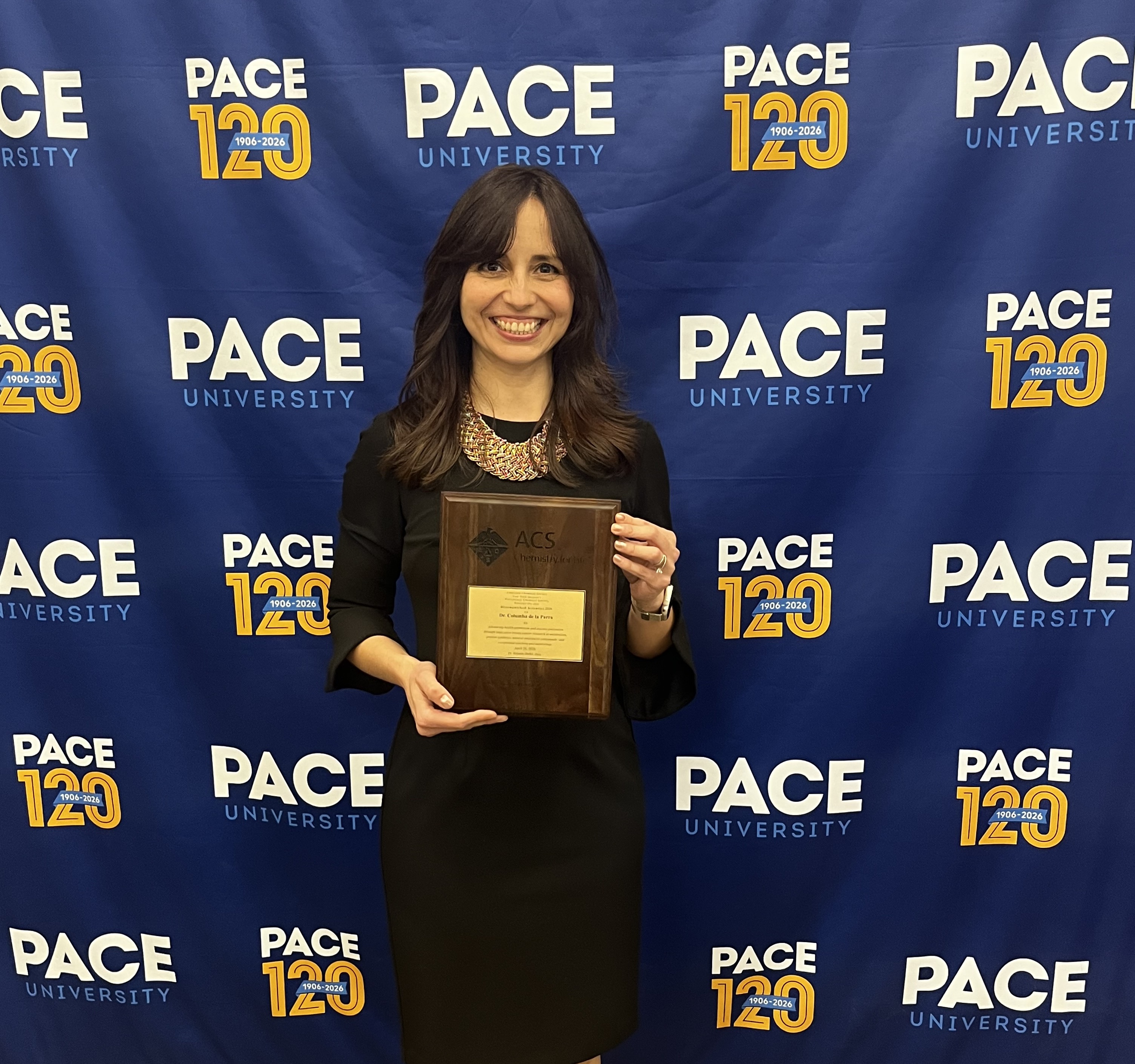 Columba de la Parra with award plaque